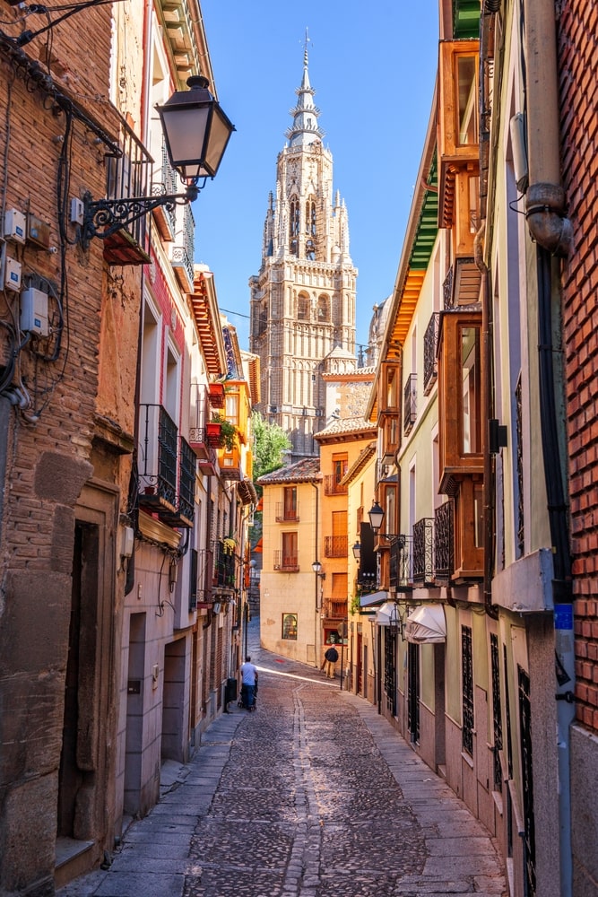 free tour guide to toledo - Spain alleyway towards Toledo Cathedral in the afternoon